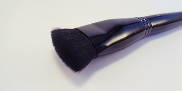 MUA F9 Flat Top Buffer Brush (a.k.a. Πινέλο για κοψίματα!)