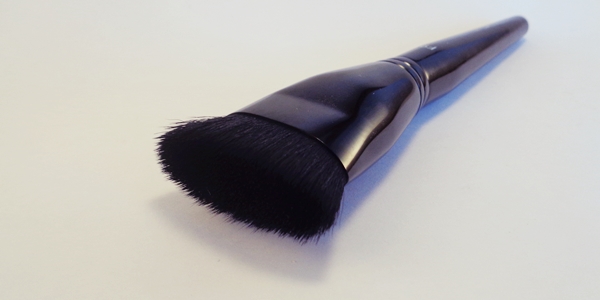 MUA F9 Flat Top Buffer Brush (a.k.a. Πινέλο για κοψίματα!)