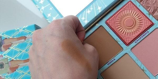 Cheek Parade. Hoola bronzer swatch